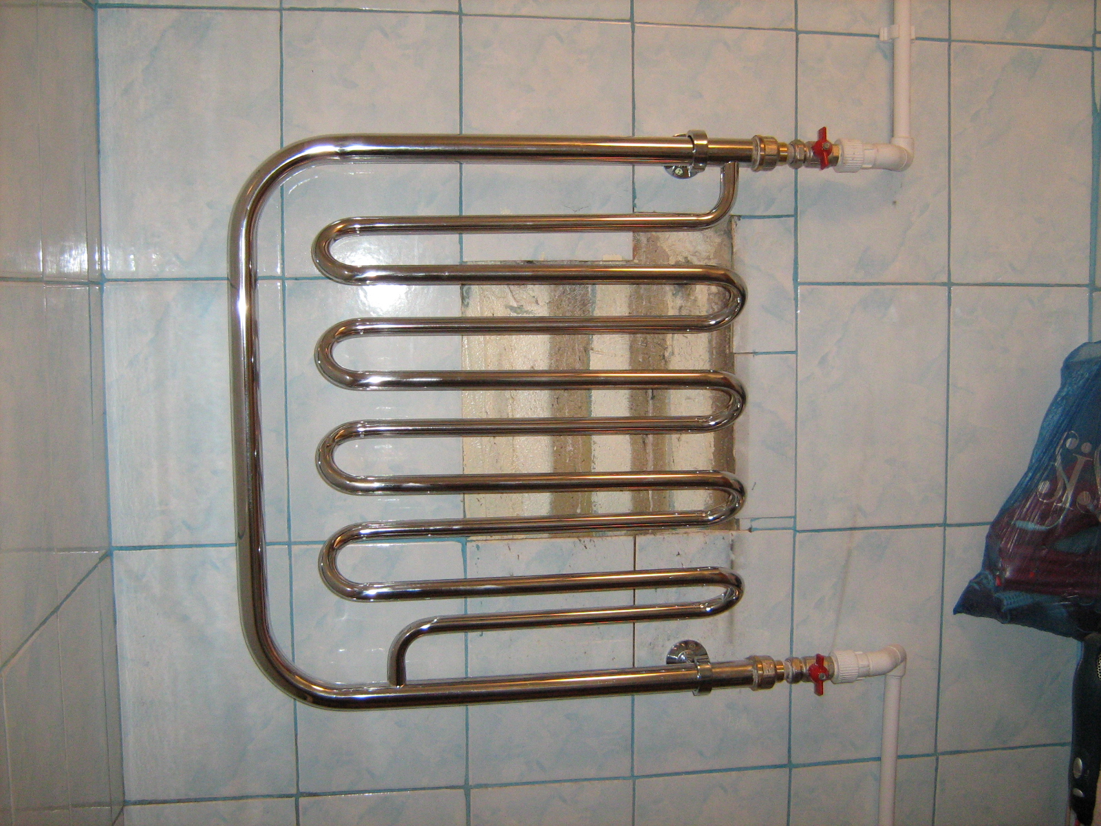 Обогревательная труба в ванной